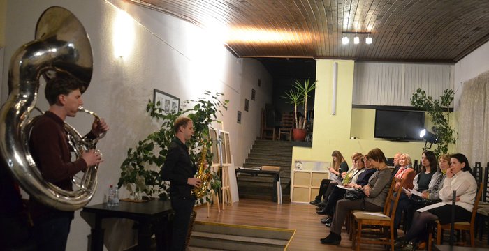Tečiasis „TRIO: dailė+muzika+poezija“ susitikimas nustebino ir ką tik sukurta muzikine kompozicija
