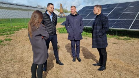 Meras apžiūrėjo savivaldybės įsigytą nutolusią saulės elektrinę