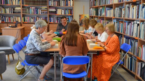 Trakų viešojoje bibliotekoje vyko kūrybinės sagių vėlimo dirbtuvės 