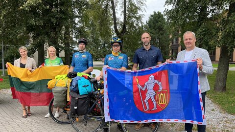 Du broliai trakiškiai išlydėti į patriotišką kelionę dviračiais